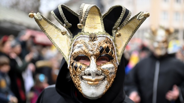 Carnival in Munich: Unusual costumes are seen less this year than before.