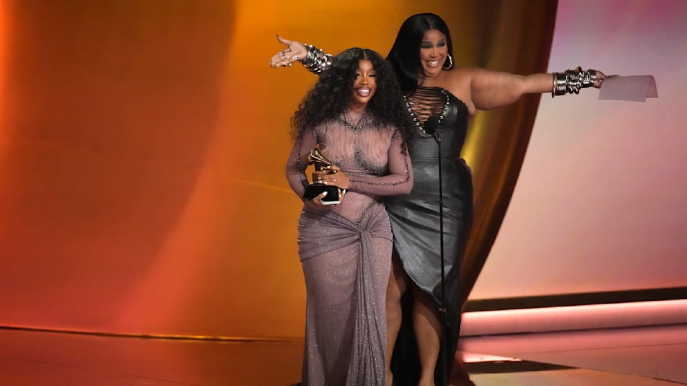Lizzo (right) presented SZA with a Grammy for Best R&B Song “Snooze”