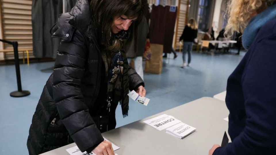 Paris Mayor Anne Hidalgo at a polling station.  Photo: Thomas Samson/AFP/dpa
