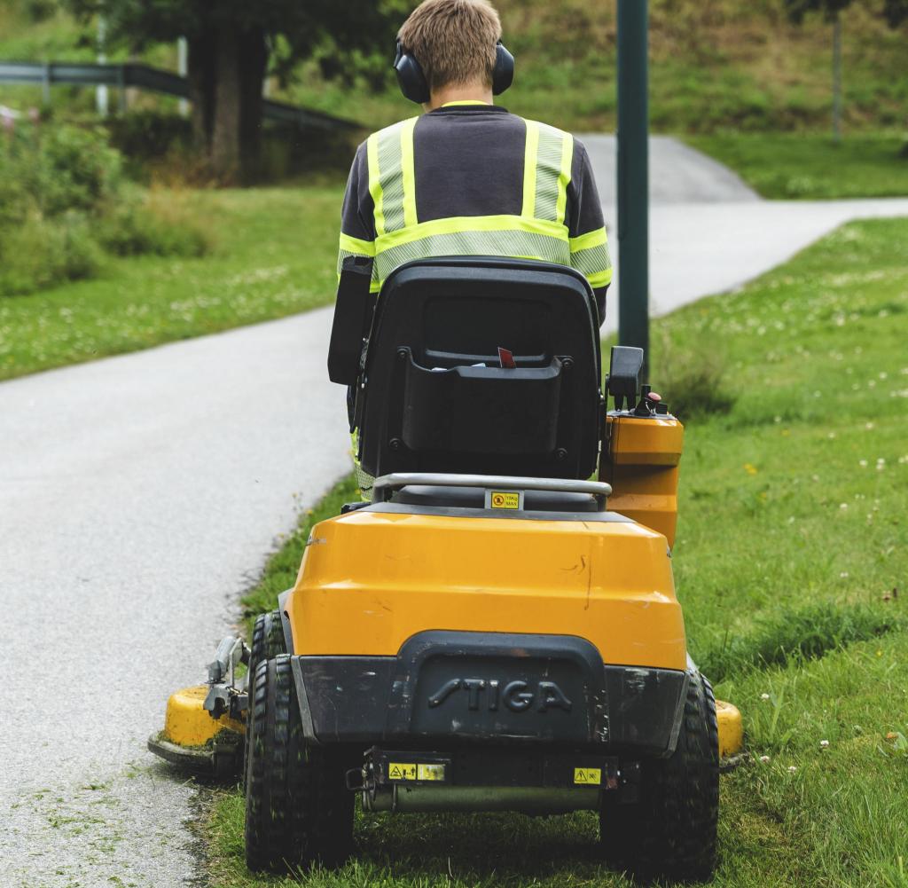 So far, “self-propelled work machines” such as sit-on lawn mowers have been exempt from insurance requirements