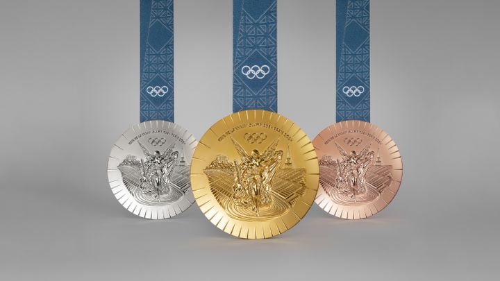 The reverse of the Olympic medals, representing the goddess of victory Athena Nike in front of the Panathenaic stadium, the Parthenon (left) and the Eiffel Tower.  (© Paris 2024)