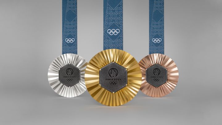 The Olympic medals, with the real piece of the Eiffel Tower, which will be awarded to those who reach the podium.  (© Paris 2024)