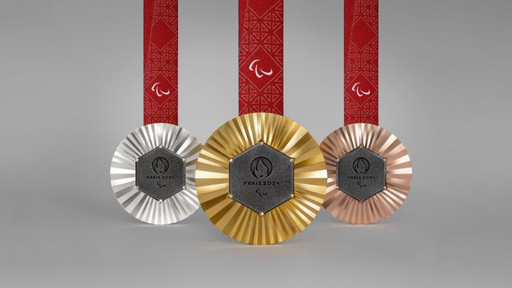 Compared to the Olympic awards, only the ribbon and the logo differ on the three Paralympic medals.  (© Paris 2024)
