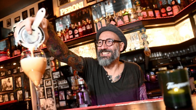 Di Bar: Owner Francesco di Rosa mixes an espresso martini.