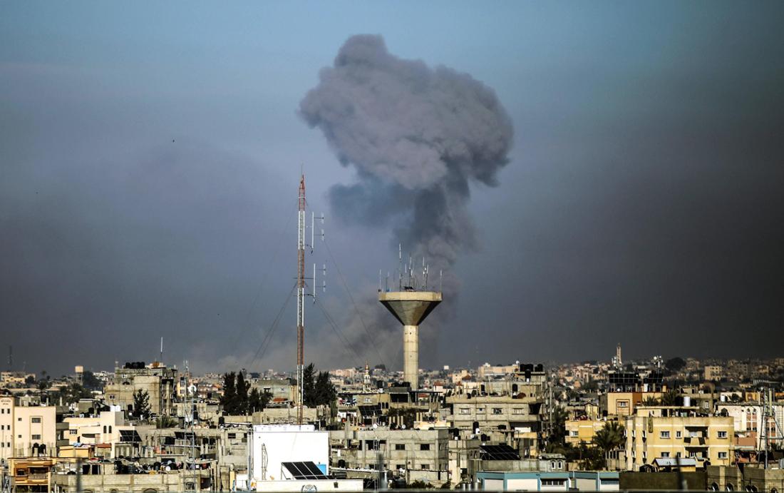 Rauch steigt über der Stadt Rafah im südlichen Gazastreifen auf.
