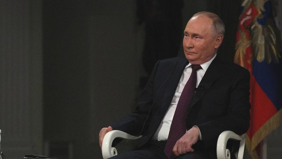 Russian President Vladimir Putin talks to Tucker Carlson
