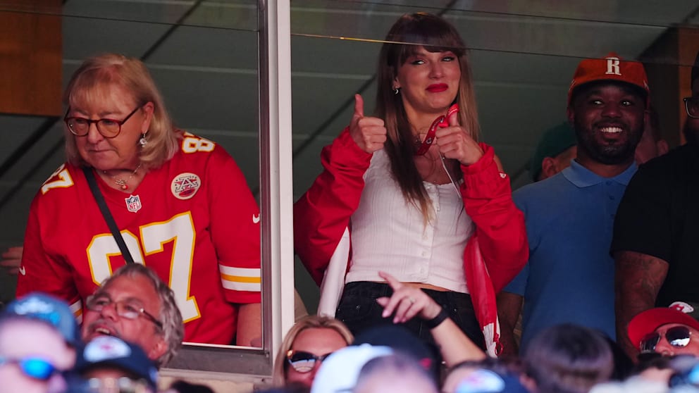 Taylor Swift with Kelce's mom Donna at her first game visit