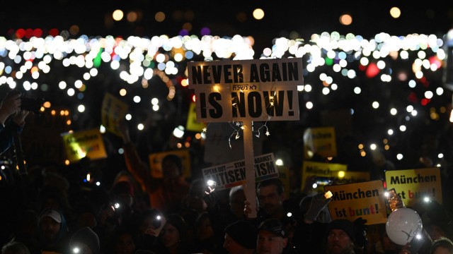 Munich "Sea of ​​lights" against right-wing extremism: The motto "Never again is now" is written on many signs.