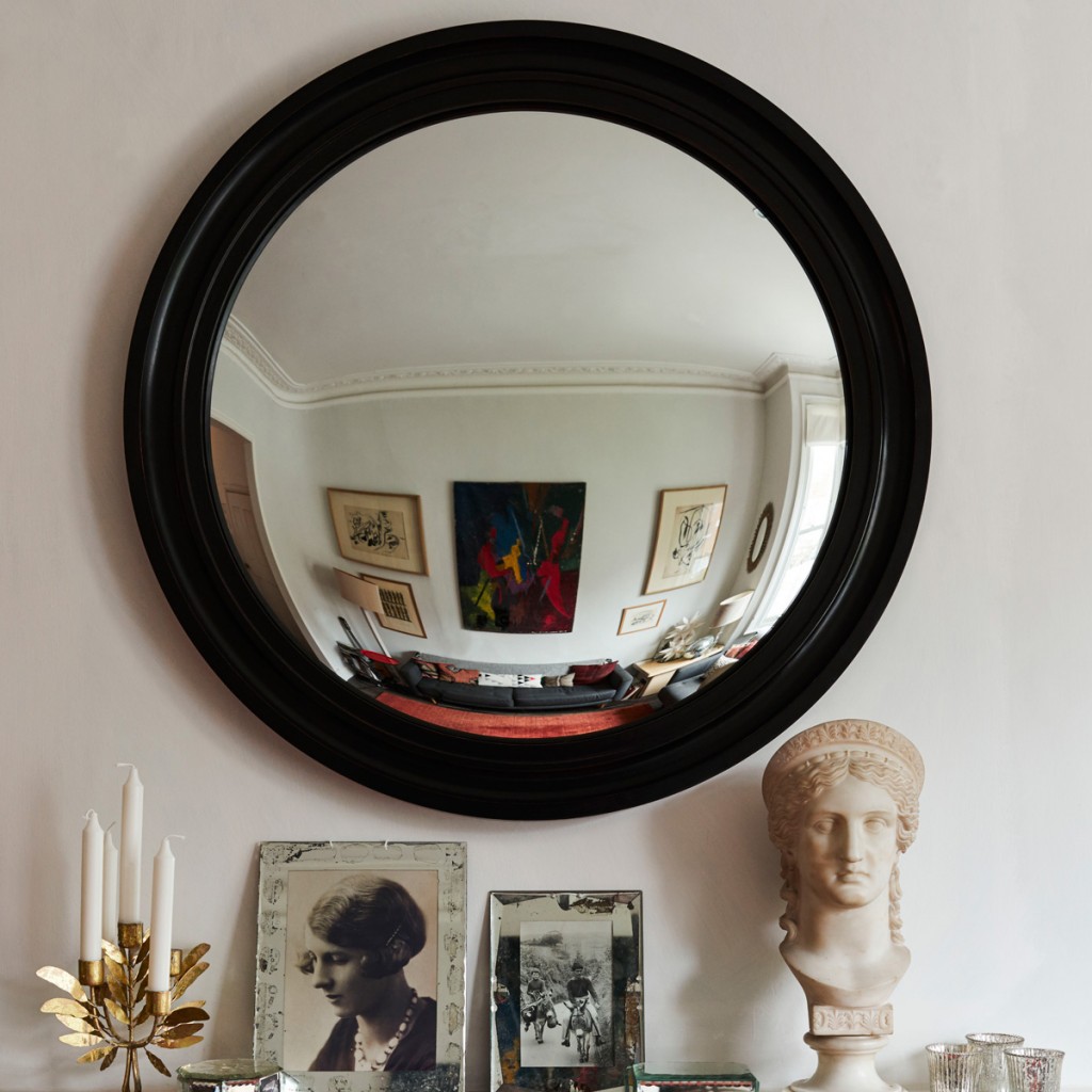 An Alternative to the Round Mirror in a Classic Chic Interior 