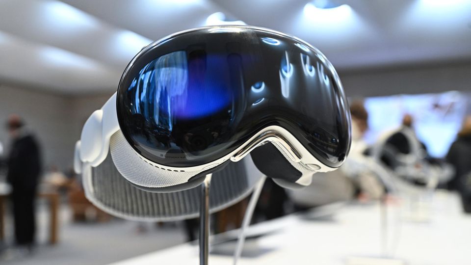 US government concerned: Videos of Apple VR glasses in traffic go viral