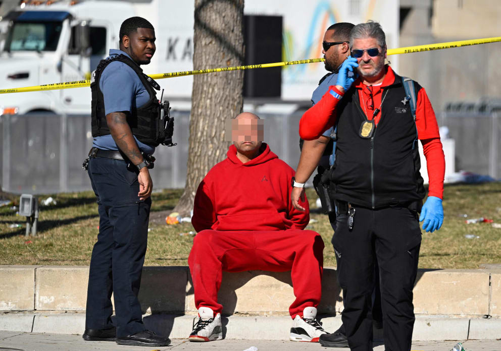 Die Kansas Police nahm einen Mann im roten Jogginganzug fest