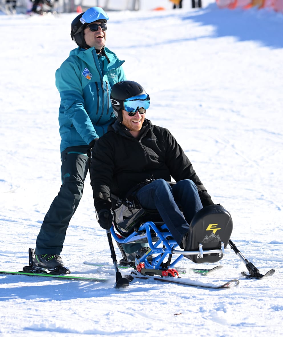 Der Prinz teste einen Sit-Skiing für Sportler mit Behinderung