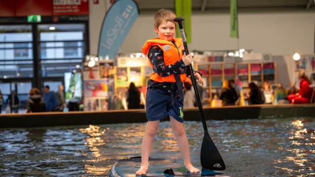 Free leisure fair: You can try out stand-up paddle boards in a large water basin.