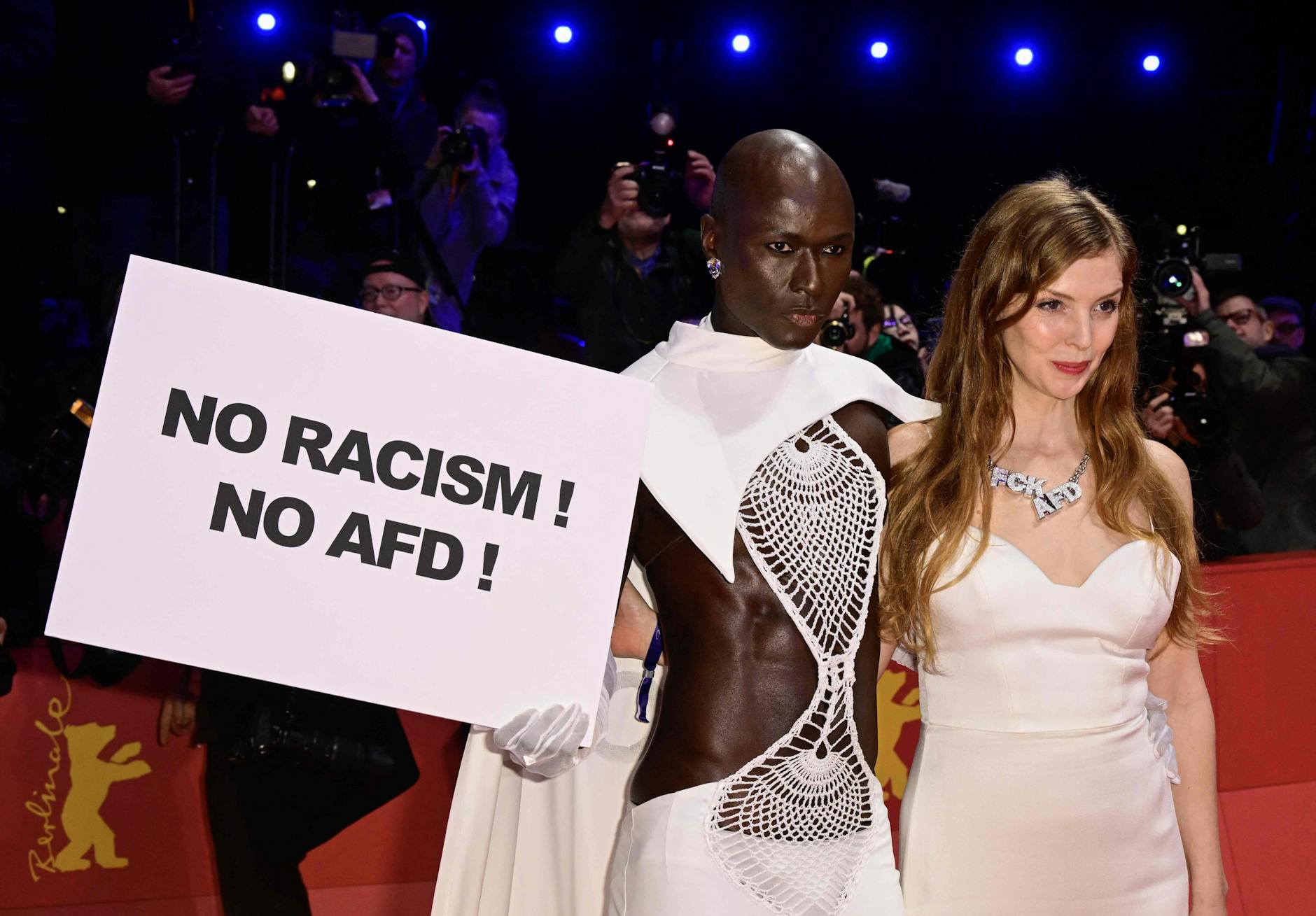 The protest against the AfD cannot be overlooked in the evening: the Senegalese model Papis Loveday and actress Pheline Roggan take a stand with this sign.