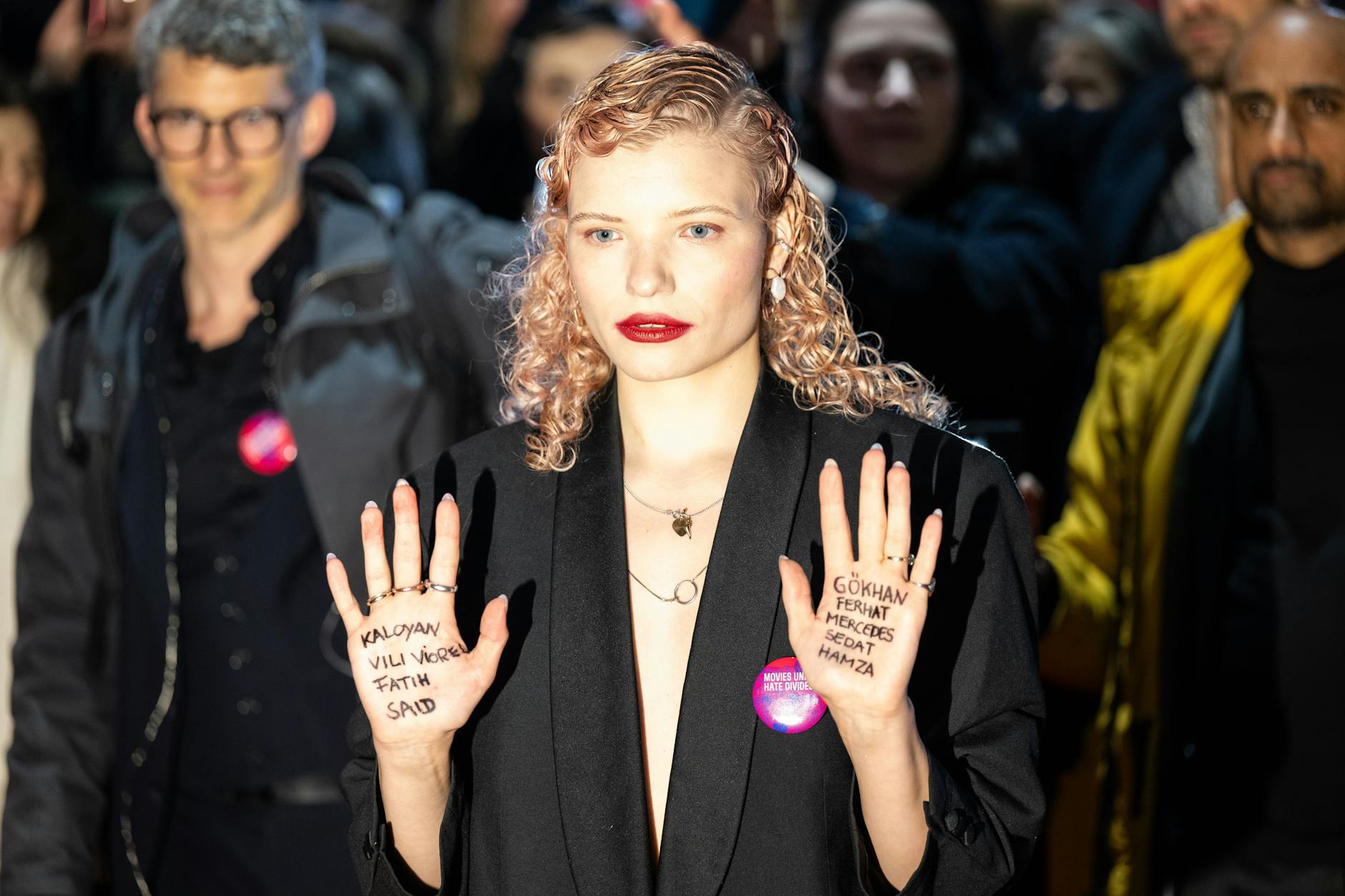 Actress Luisa-Céline Gaffron wrote the names of the victims of the right-wing extremist terrorist attack in Hanau on her hands.
