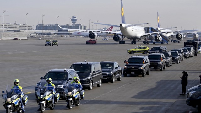 The city and the security conference: Other drivers have to wait for the convoys of politicians: convoy of US Vice President Kamala Harris in 2023 at Munich Airport.