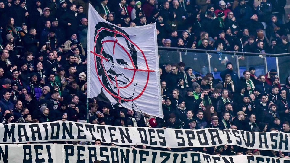 Alexander Dibelius in the crosshairs: Hannover 96 fans used this banner to protest against the German head of the investment firm CVC Capital Partners.