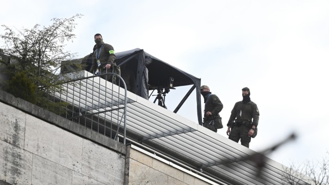 60th Munich Security Conference: Officers also secure the entire conference area on the roofs.