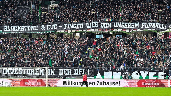 Hannover 96 fans protest with a banner against investors' entry into the German Football League (DFL) © IMAGO / osnapix 