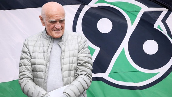 Martin Kind in front of the Hannover 96 club crest (Picture Monday) © IMAGO / localpic / Picture Point 
