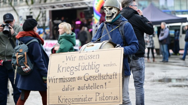 Demonstrations on the Siko in Munich: The demonstrators' posters were also directed against the federal government.