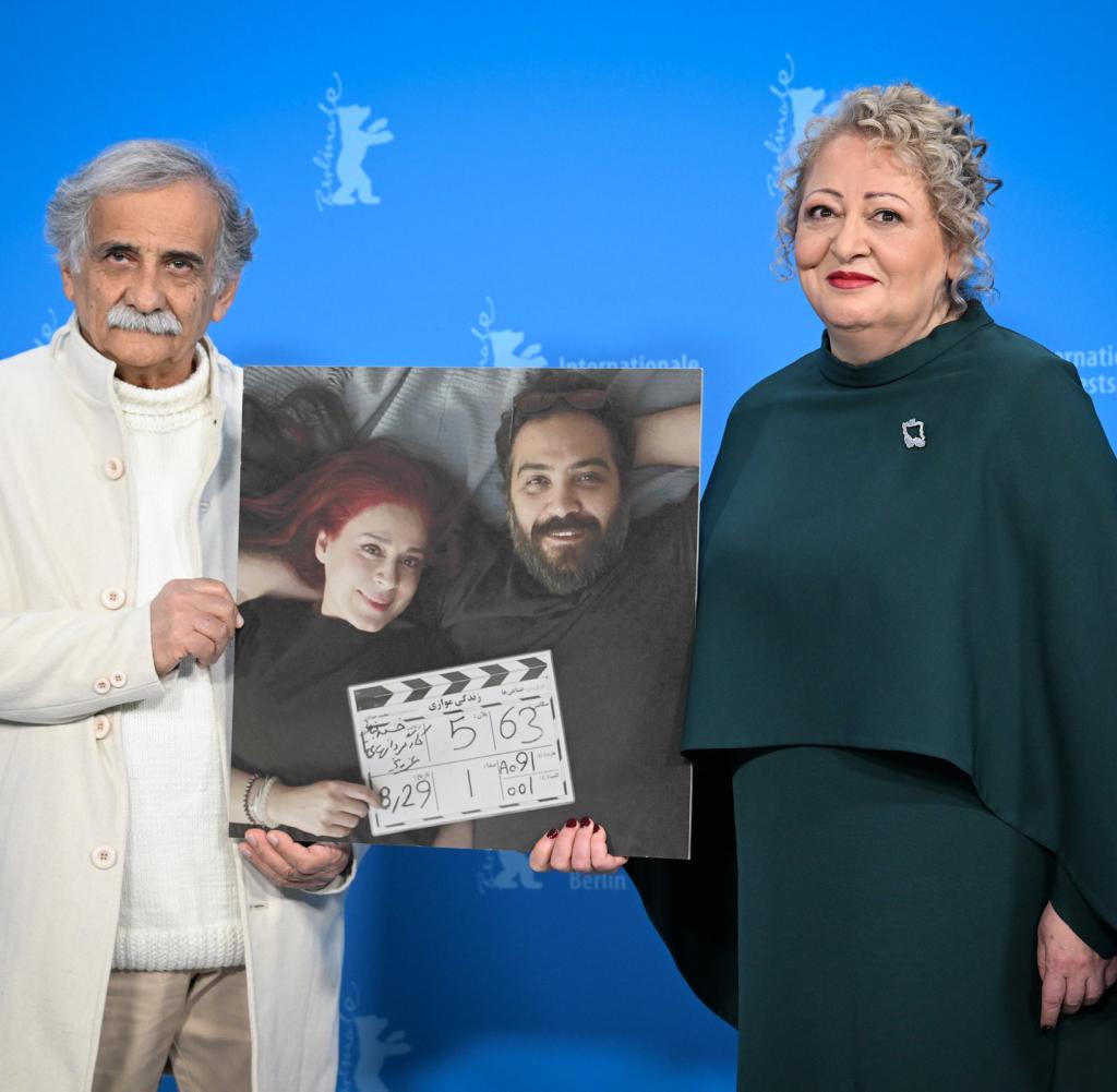 Die Schauspieler Esmail Mehrabi (l) und Lily Farhadpour (r) halten ein Foto der Regisseure Maryam Moghaddam (l) und Behtash Sanaeeha (r)