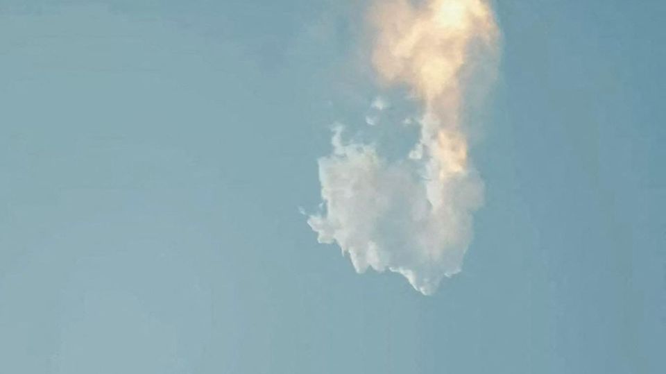 Giant Starship rocket explodes on first test flight