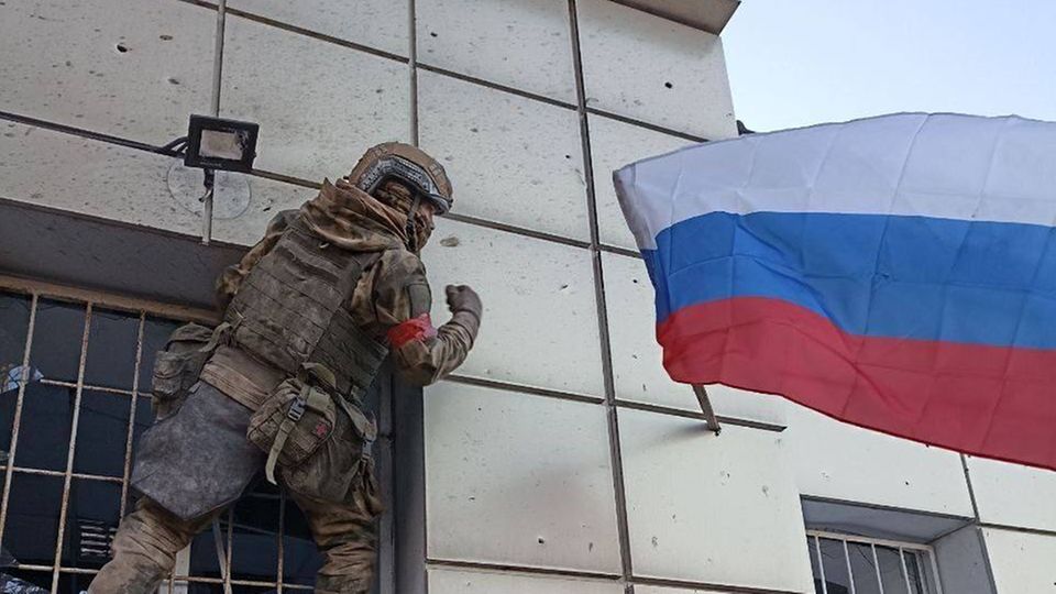The Russians raise their flag at the central points of the city