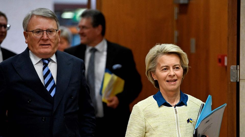He is still behind her, but Social Commissioner Nicolas Schmit could soon challenge EU Commission President Ursula von der Leyen as the Social Democrats' top candidate. 