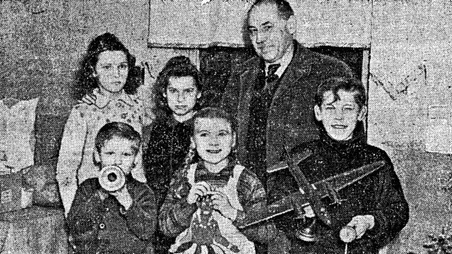 75 years of the SZ donation relief organization: Strongly gridded: The newspaper picture shows Mayor Thomas Wimmer (SPD) handing over the first donations in 1948 to the children of a displaced family.