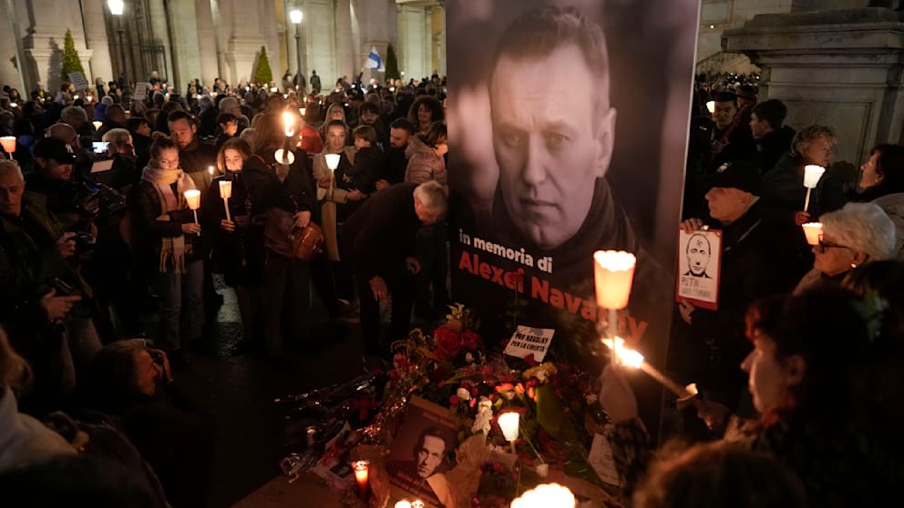 Weltweit gedachten Menschen dem verstorbenen Alexej Nawalny (wie hier am Montag in Rom). Nur in seiner Heimat Russland wurden Trauernde verhaftet und bestraft