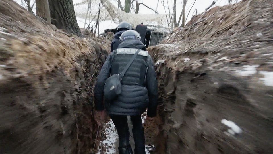 TV crew rushes through trenches: Russians "see everything" – and fire with every movement