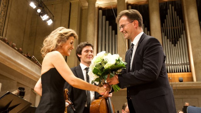 Engagement für Bedürftige: Christian Krügel (rechts), hier mit Anne-Sophie Mutter (Violine) und Maximilian Hornung (Cello), bei einem Benefizkonzert des Symphonieorchesters des Bayerischen Rundfunks zugunsten des SZ-Adventskalenders.