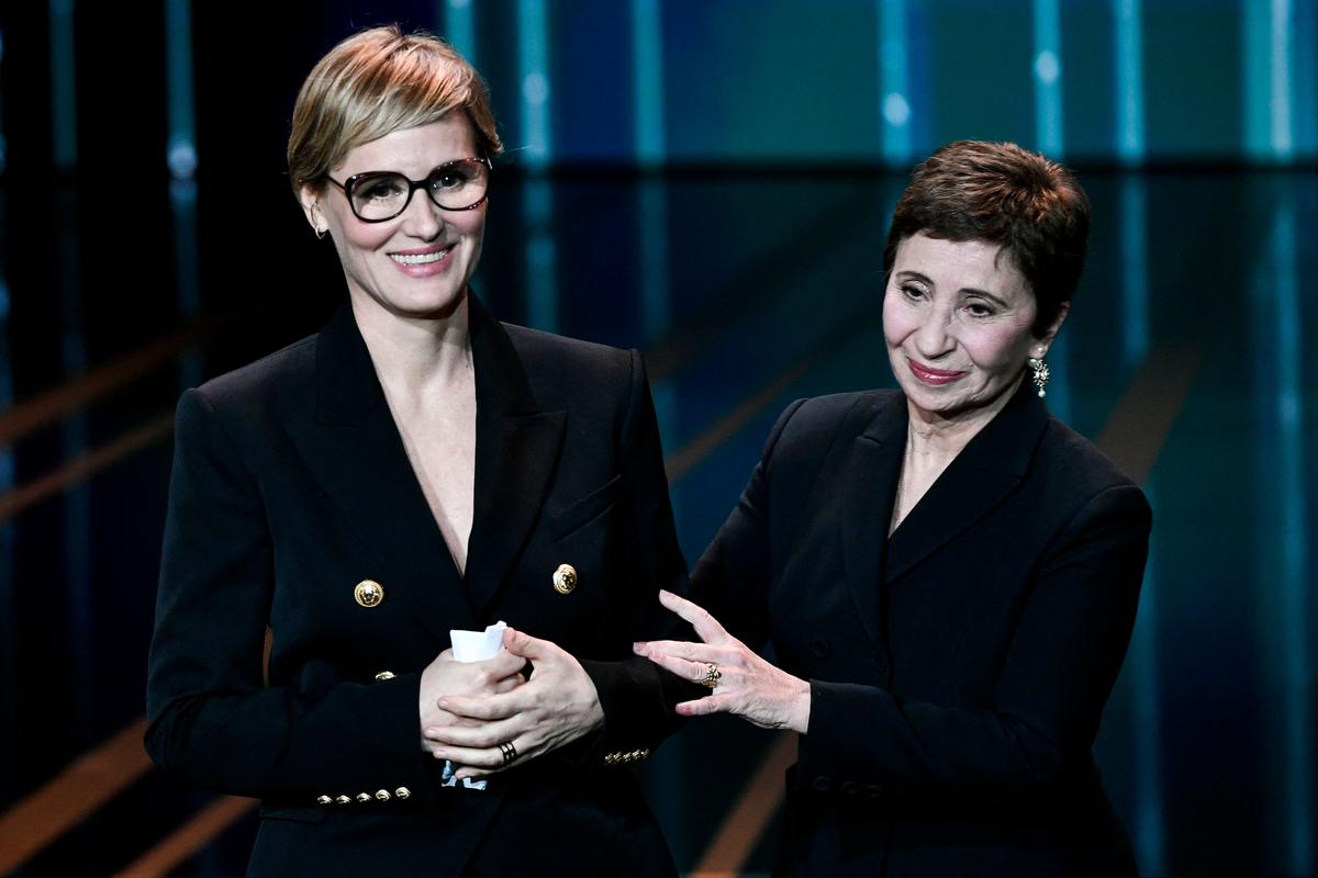 Judith Godrèche, applauded while standing, was welcomed on stage by Ariane Ascaride.