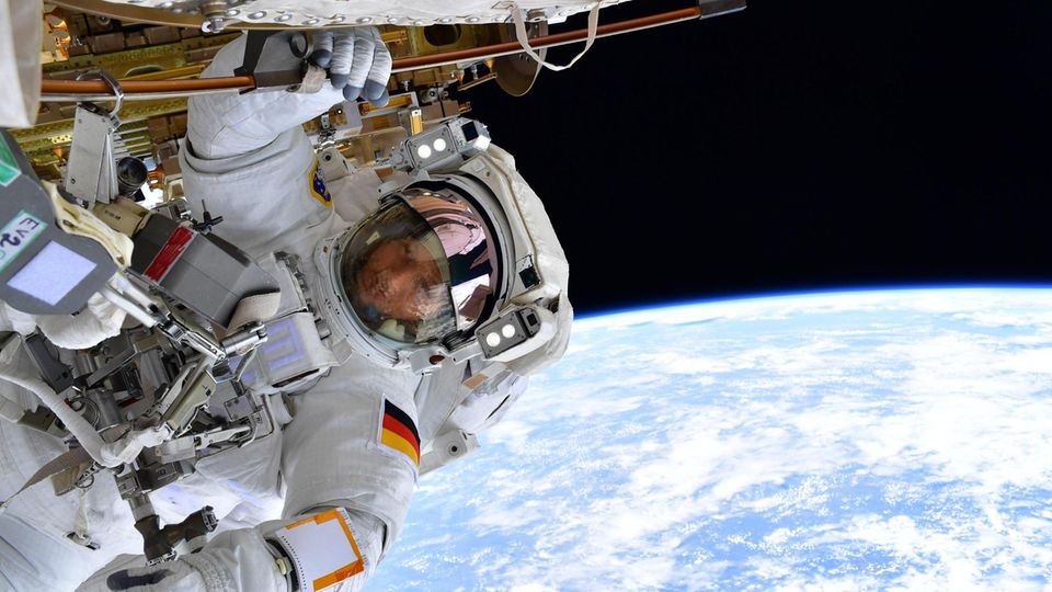 Astronaut Matthias Maurer at one "Spacewalk"in the background the earth