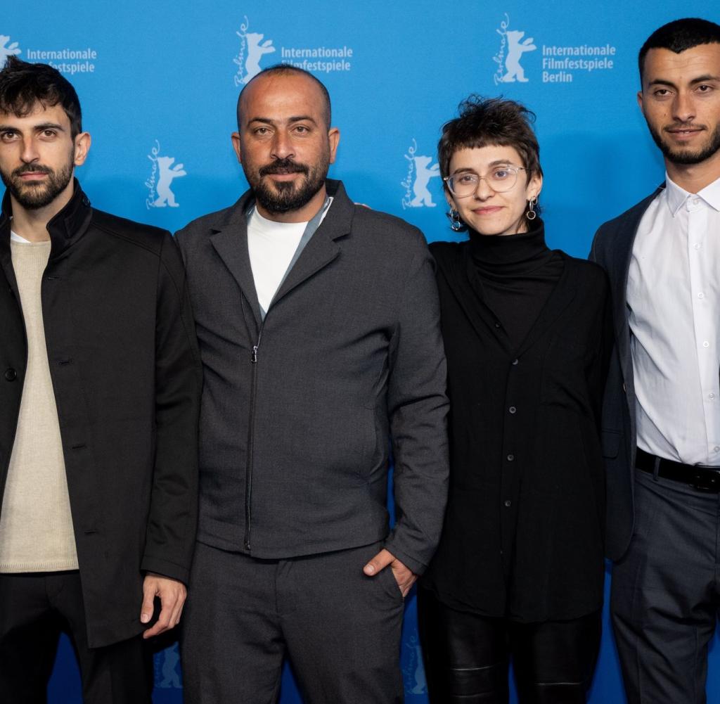 Regisseure Yuval Abraham (l-r), Hamdan Ballal, Rachel Szor und Basel Adra vor dem Dokumentarfilm „No Other Land“