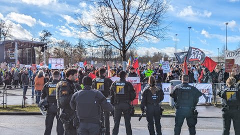 On the occasion of the AfD party conference in Rottweil, many people gathered for a rally against right-wing extremism.  The police are on site.  (Photo: SWR, Photo: Thomas Hermanns)