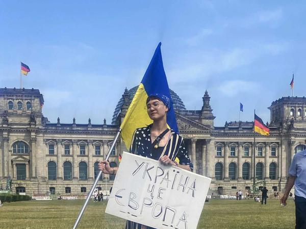 Kafa ist mittlerweile Soldatin und als Drohnenpilotin an der Front im Donbas im Einsatz. Zwischen 2019 und 2022 lebte sie in Berlin und engagierte sich für Ukrainer:innen in Deutschland.