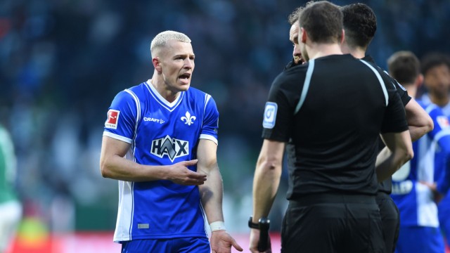 23rd matchday of the Bundesliga: There's no such thing: Darmstadt's Tim Skarke (left) has two goals subsequently disallowed against Werder Bremen.