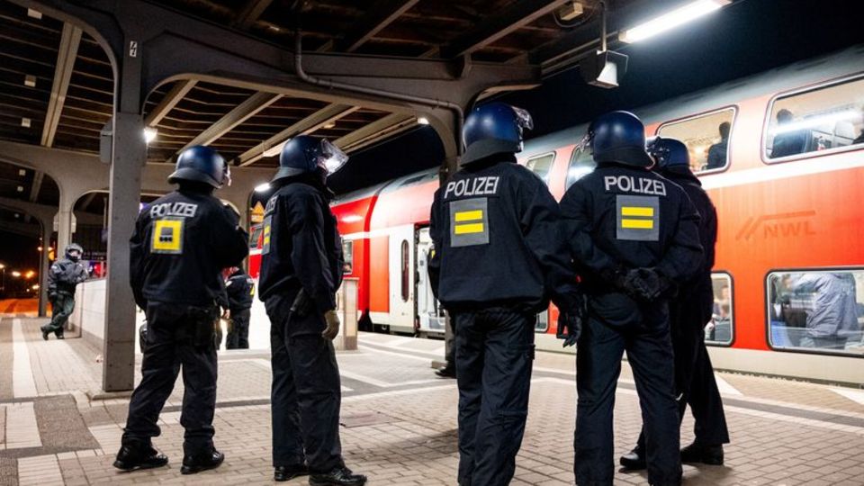 Federal police forces are standing at a regional train at Bergedorf train station.  Photo: dpa