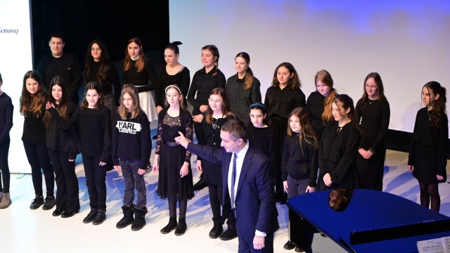 SZ Gute Works: The integrative school choir "Music for students"a project of the International Foundation for the Promotion of Culture and Civilization, delivered a birthday serenade.
