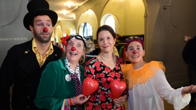 SZ Good Works: Judith Wittwer, editor-in-chief of the Süddeutsche Zeitung, meets clinic clowns in the foyer who were previously on the Kammerspiele stage