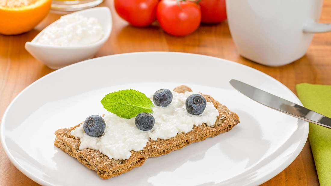 Crackers with cottage cheese and berries.