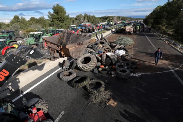 Des agriculteurs espagnols bloquent l'autoroute A7 reliant l'Espagne à la France avec des tracteurs et des pneus dans la région de Catalogne, à Pontos, près de Figueras, le 27 février 2024.
