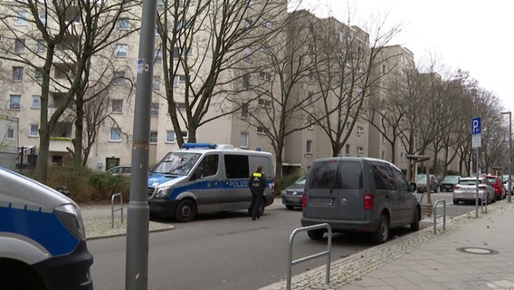 Police cars in Berlin after the arrest of the suspected ex-RAF terrorist Daniela Klette © TV-NEWS KONTOR 