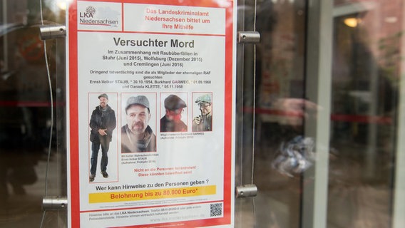 A wanted poster from the LKA Lower Saxony with the search for two former members of the Red Army Faction (RAF), Burkhard Garweg (r) and Ernst-Volker Staub (l) hangs in the Verden regional court on September 28, 2016.  © dpa-Bildfunk Photo: Julian Stratenschulte