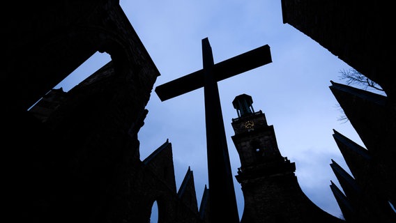 Hanover: A cross stands in the Aegidienkirche of the Evangelical Lutheran market parish.  © dpa-Bildfunk Photo: Julian Stratenschulte