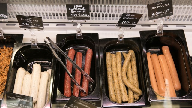 "Vegan butcher shop" at the Viktualienmarkt: sausages without meat: fine bratwurst, garlic bratwurst, bratwurst, bockwurst.