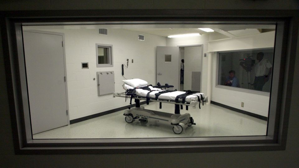 In an execution room there is a bed on which death row inmates can be strapped