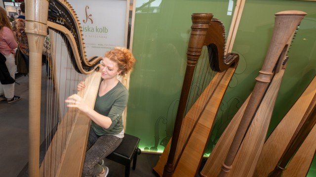 International craft fair in Munich: Woman with trade patent: Franziska Kolb on the double-neck harp.